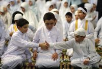 Inilah Hukum Bersalaman Setelah Shalat Menurut Islam