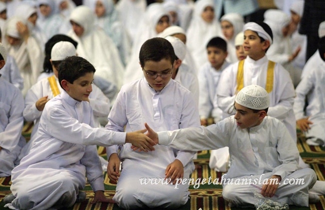 Inilah Hukum Bersalaman Setelah Shalat Menurut Islam