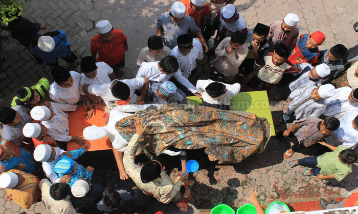 Panduan dan Bacaan Doa Memandikan Jenazah Mayit Laki-laki