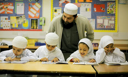 Fiqih Islam dan Pendidikan Mendidik Generasi Muslim yang Berakhlak Mulia